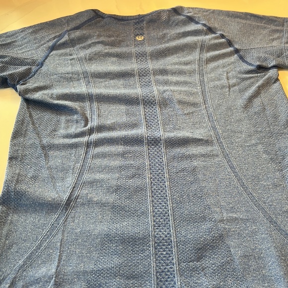 Lulu swiftly V top - Picture 2 of 2